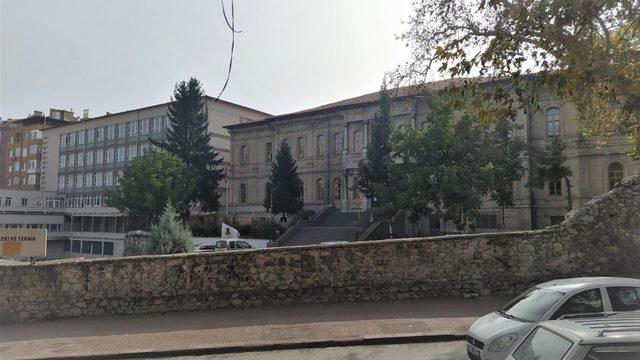Taş Mektep değil, 1964 yılında yapılan ve depreme dayanıksız olan bina yıkılacak