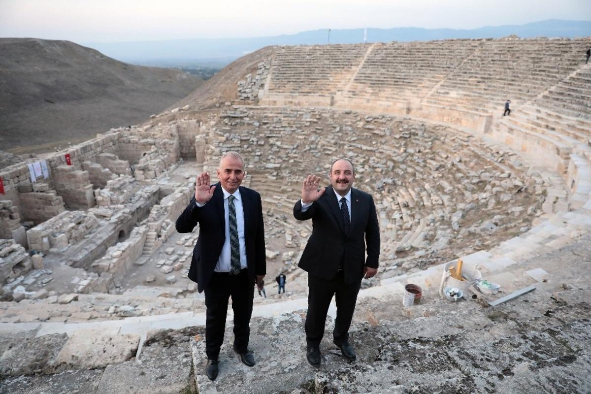 Mustafa Varank, &ldquo;Denizli B&uuml;y&uuml;kşehir ile &ouml;rnek bir işe imza atıyoruz&rdquo;
