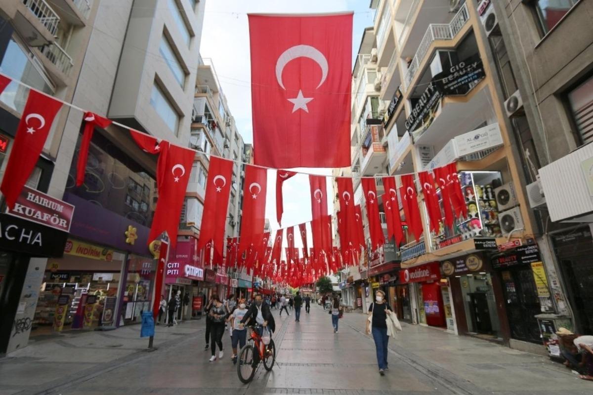 Konak, 29 Ekim Cumhuriyet Bayramı i&ccedil;in s&uuml;slendi