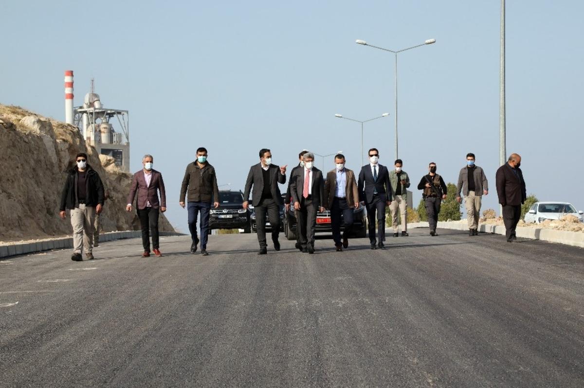 Van B&uuml;y&uuml;kşehir Belediyesi Edremit TOKİ yolundaki &ccedil;alışmalarını s&uuml;rd&uuml;r&uuml;yor