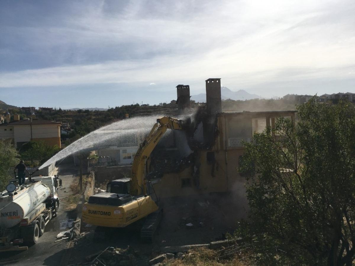 Kamulaştırma &ccedil;alışmaları tamamlanan yapılar yıkıldı