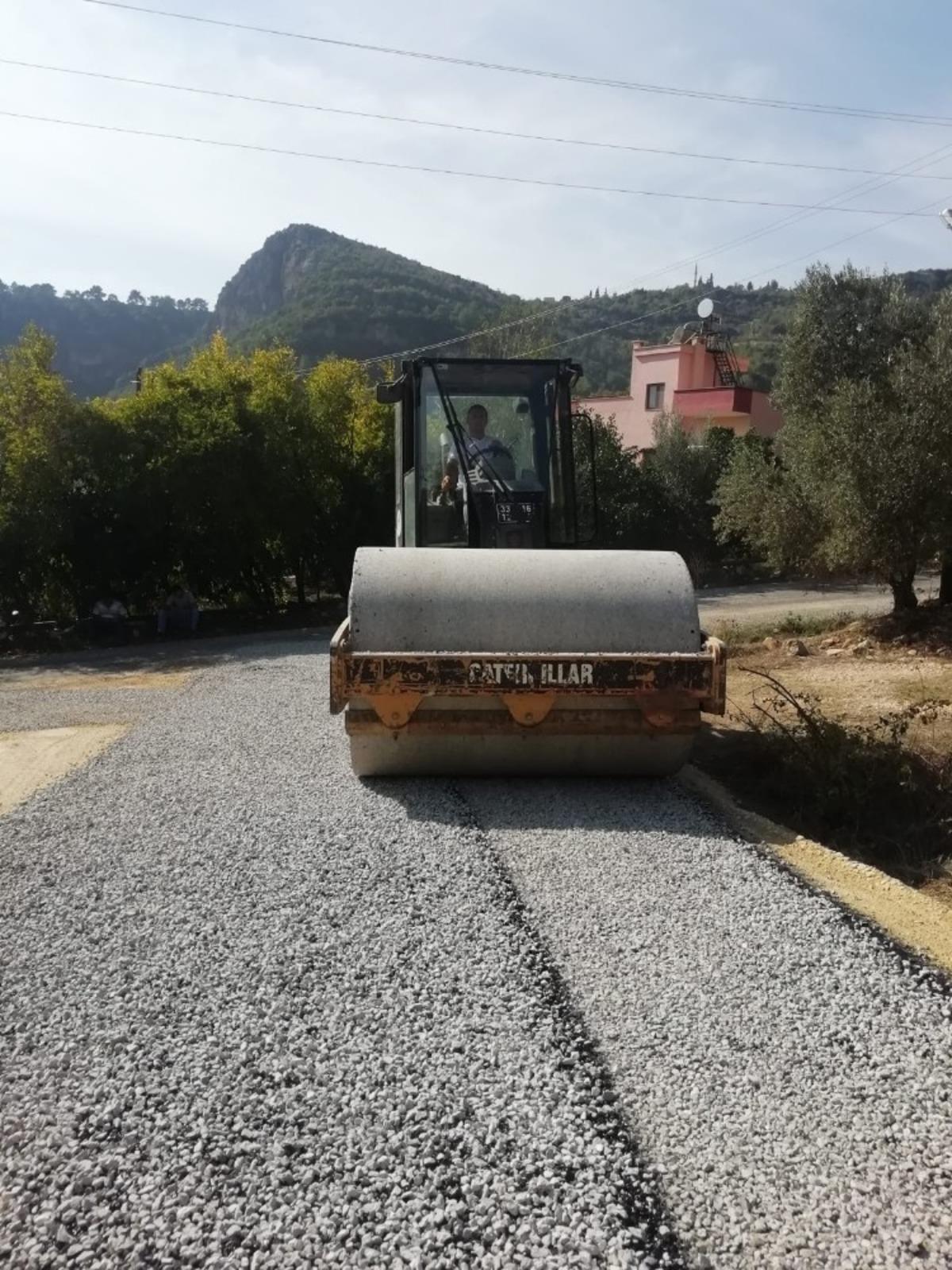 Toroslar Belediyesi, yol &ccedil;alışmalarına aralıksız devam ediyor