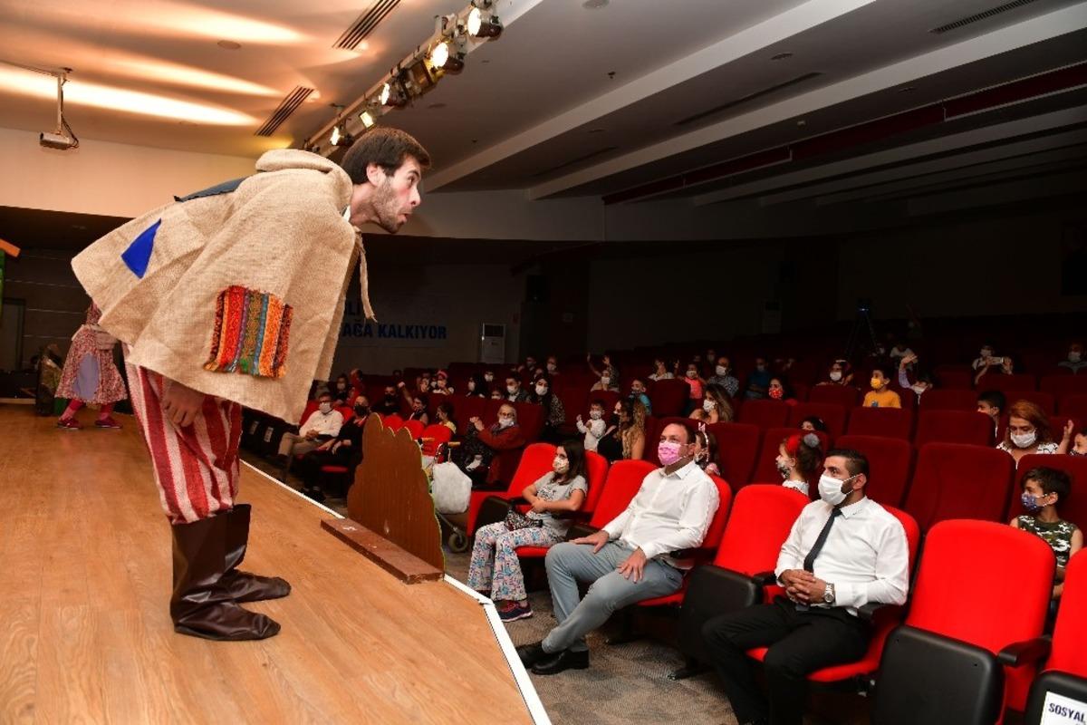 &Ccedil;iğli Belediyesinden "sosyal mesafeli" tiyatro