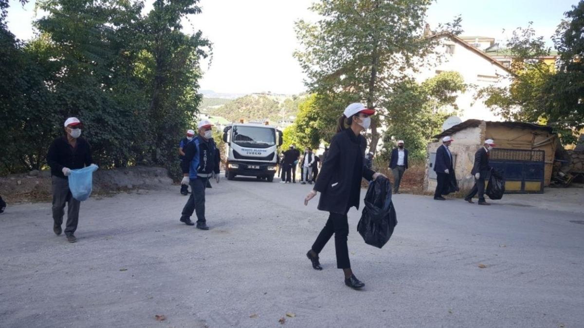 Kaymakam ve Belediye Başkanı &ccedil;&ouml;p topladı