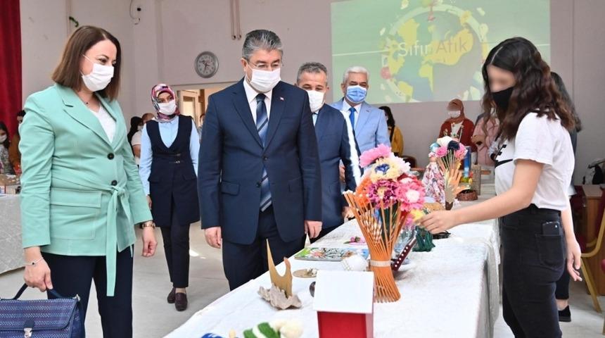 &Ccedil;ocuklar, atık materyalleri sanat eserine d&ouml;n&uuml;şt&uuml;rd&uuml;