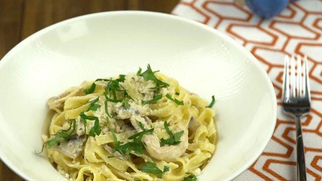 Fettucine Alfredo nasıl yapılır? Fettucine Alfredo malzemeleri neler? Fettucine Alfredo tarifi nedir?