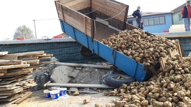 Pancar yüklü traktörün römorku devrildi