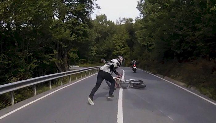 Kaza geçirdi, canının acısını bırakıp motosikletinin peşinden koştu!