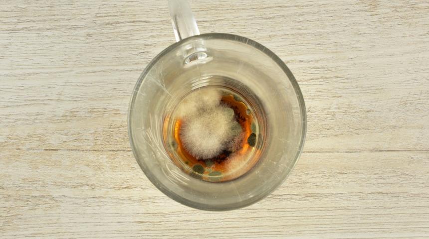 Sararan cam bardakları ışıl ışıl yapıyor! Sirke ve &ccedil;amaşır suyu...