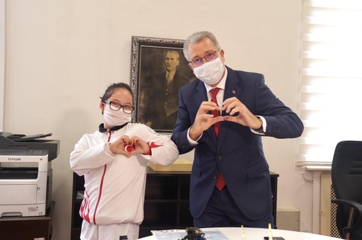 Rekortmen &ouml;zel sporcu İrem &Ouml;ztekin, Egeli oldu