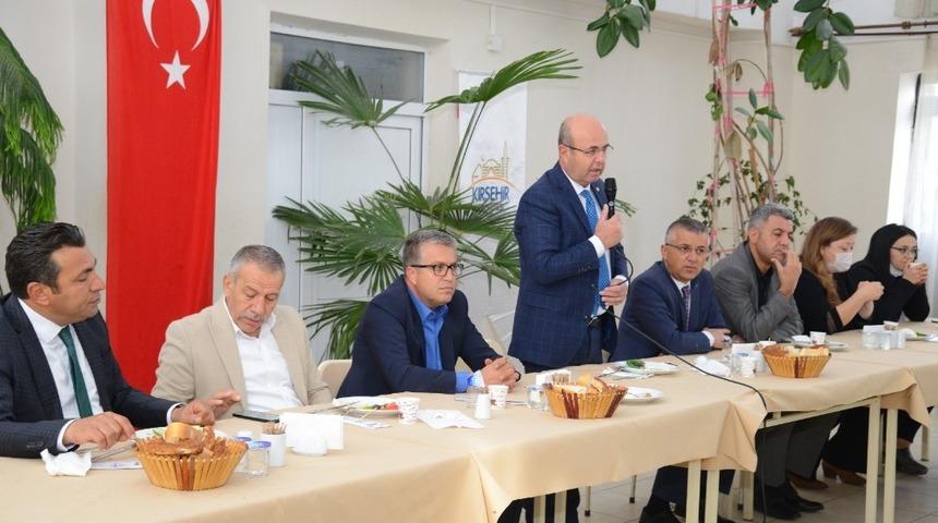 Belediye Başkanı Ekicioğlu, personeli ile istişare toplantılarında bulunuyor