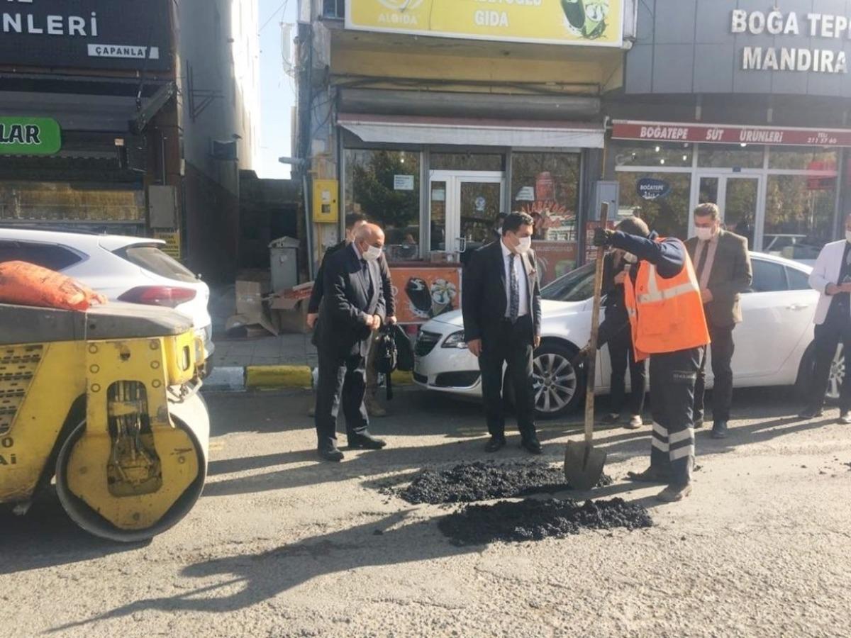 Ardahan Belediyesi yol ve kaldırım onarım &ccedil;alışmalarına devam ediyor