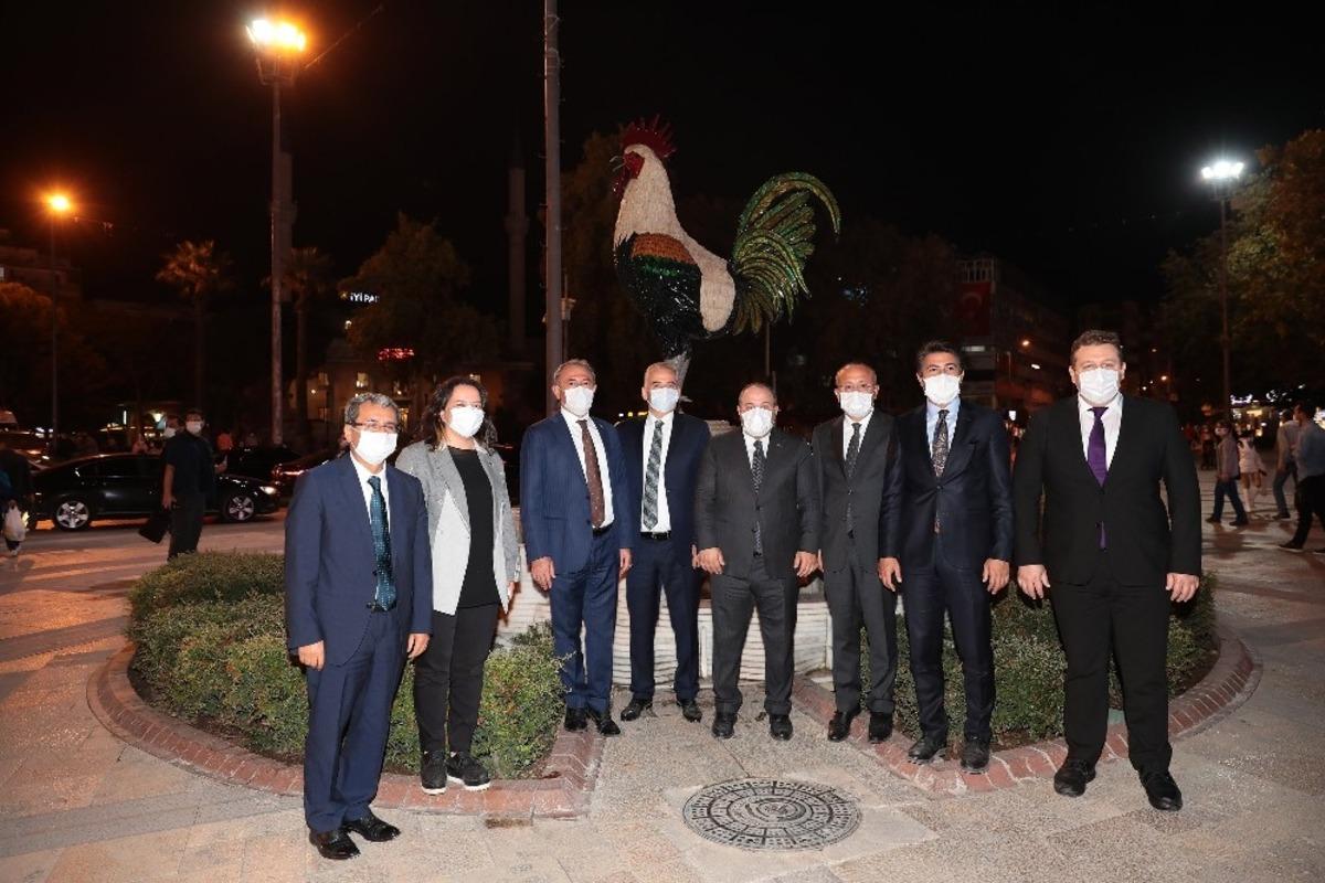 Sanayi ve Teknoloji Bakanı Varank, Denizli horozu &ouml;n&uuml;nde poz verdi