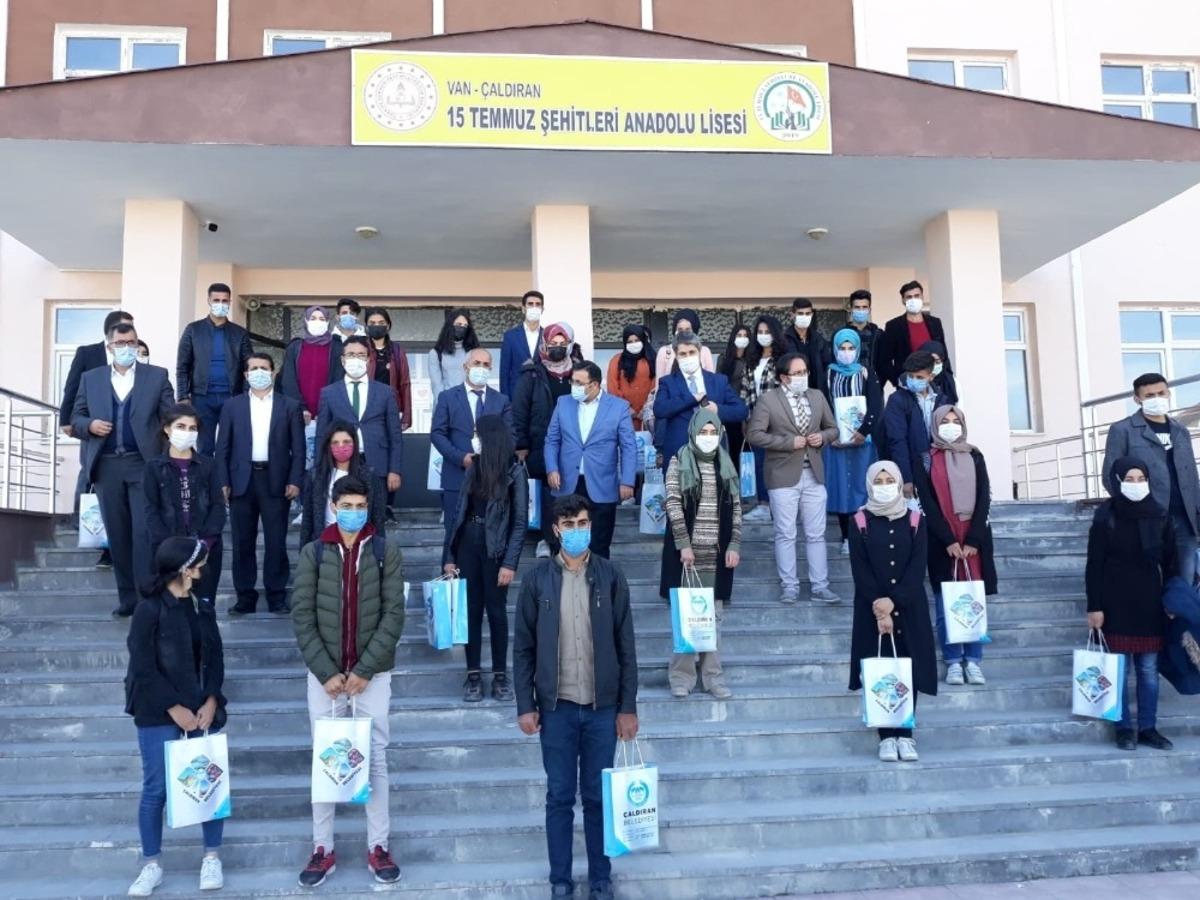 &Ccedil;aldıran Belediyesinden &uuml;niversiteye hazırlanan 200 &ouml;ğrenciye kitap desteği