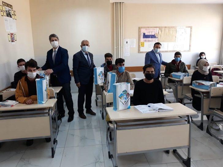 Çaldıran Belediyesinden üniversiteye hazırlanan 200 öğrenciye kitap desteği G3