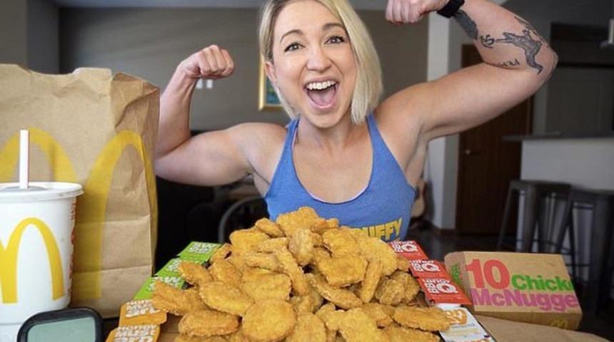 G&uuml;nde 16 bin kalori alan profesyonel yiyicinin kilosuna inanamayacaksınız 