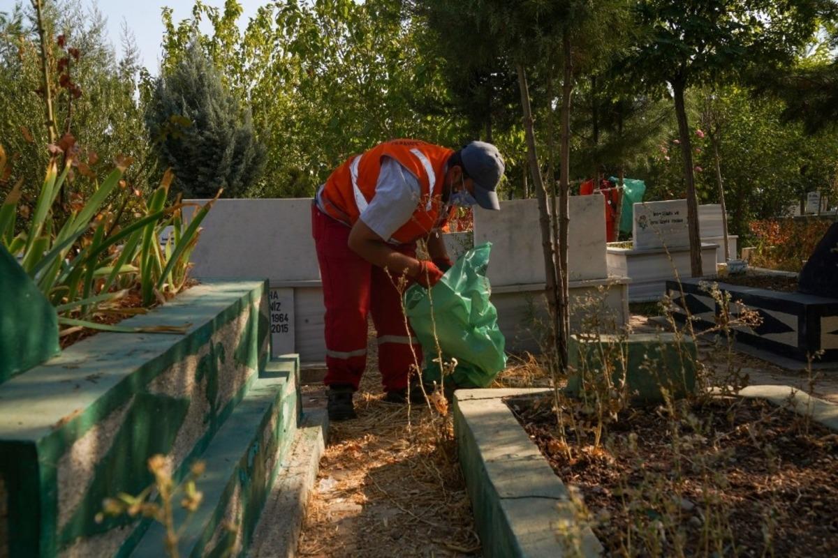 Diyarbakır&rsquo;daki mezarlıklarda temizlik ve bakım &ccedil;alışması