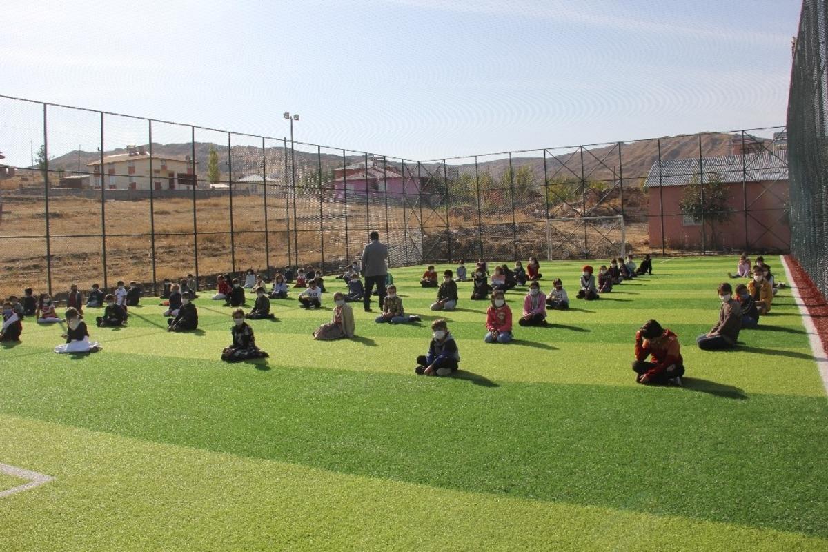 &Ouml;ğrencilere halı sahada Peygamber Efendimizin &ccedil;ocuk sevgisi anlatıldı