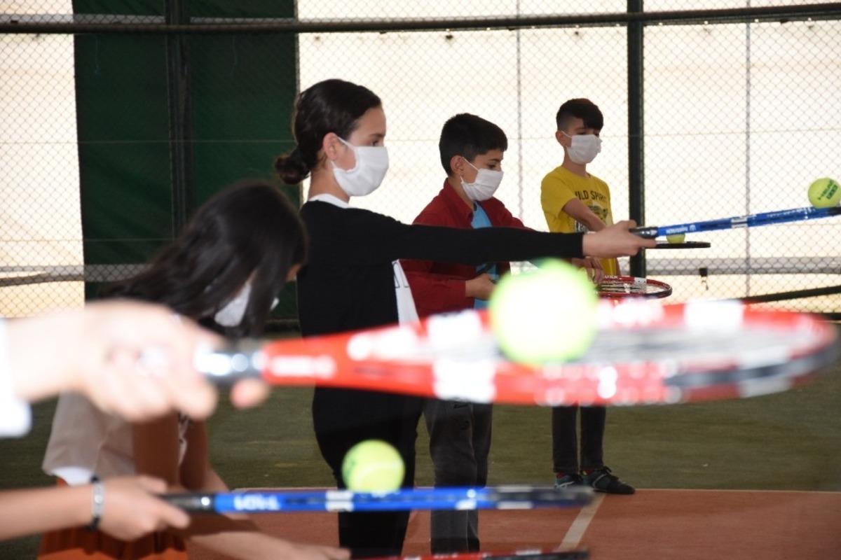 Diyarbakır&rsquo;da Bilgi Evi &ouml;ğrencilerine tenis kursu