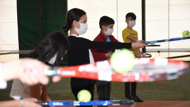 Diyarbakır’da Bilgi Evi öğrencilerine tenis kursu