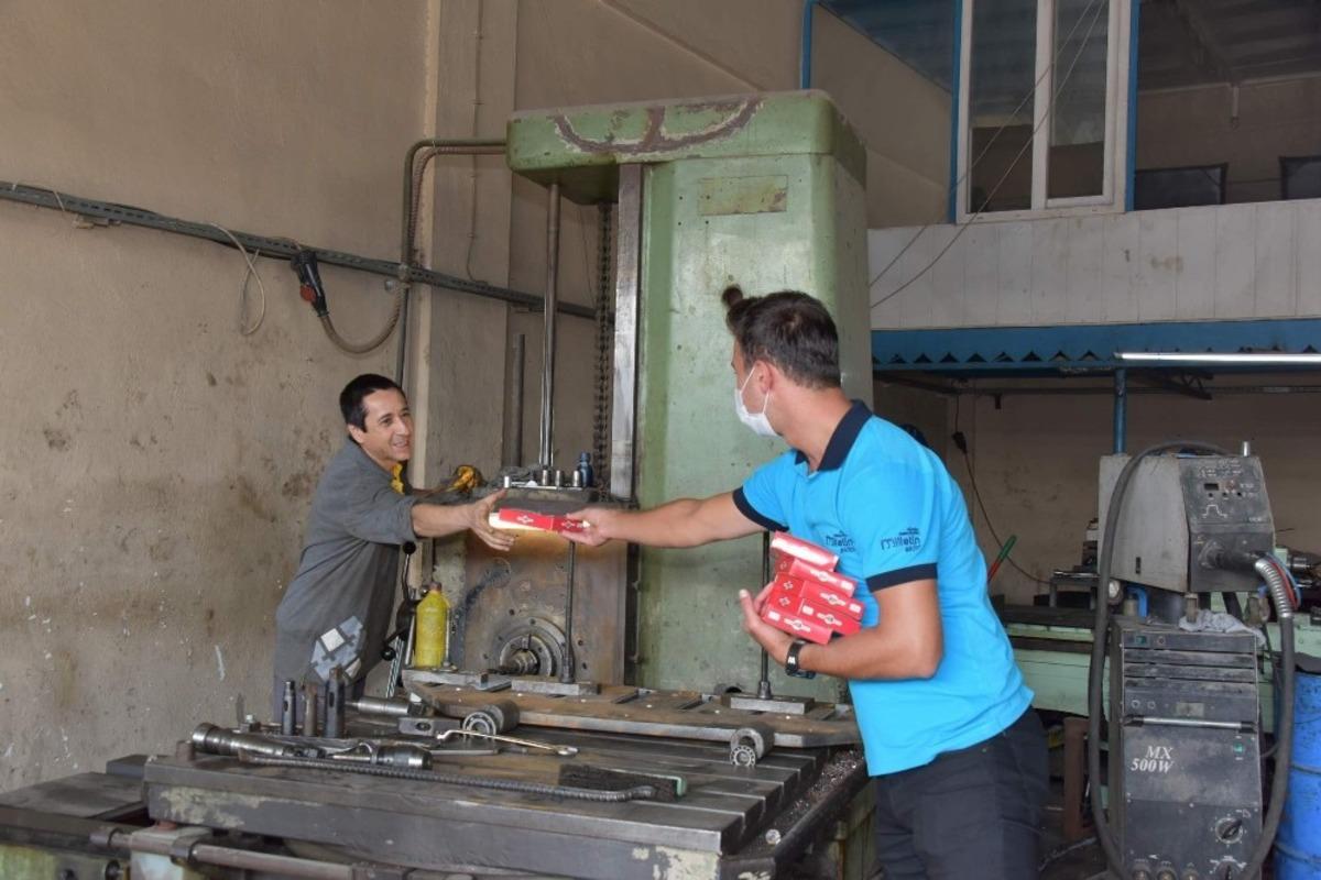 Aliağa Belediyesinden esnafa Cumhuriyet Bayramı s&uuml;rprizi