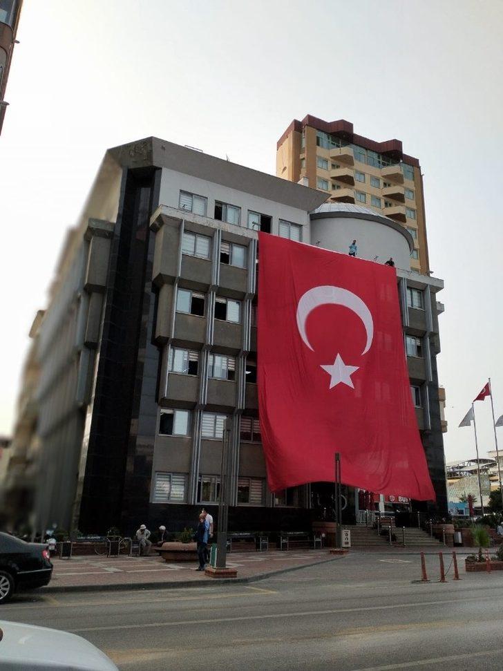 Nazilli Belediyesi’nden bayrak açıklaması; "Sorumlularla ilgili en sert yaptırım uygulanacak" G3