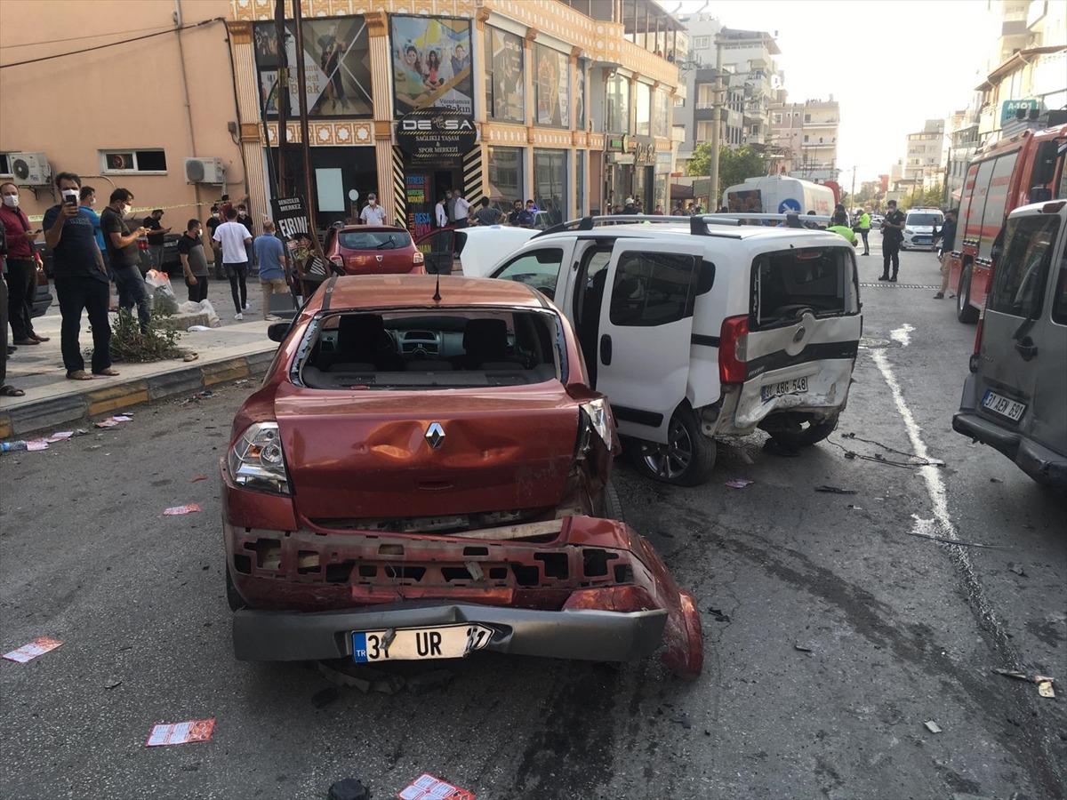 Hatay'da freni arızalanan su tankeri park halindeki 12 araca &ccedil;arptı