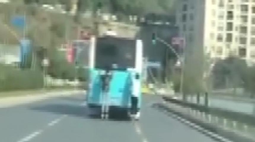 Korna çalarak uyarmaya çalıştı ama... Otobüsün arkasında tehlikeli yolculuk!