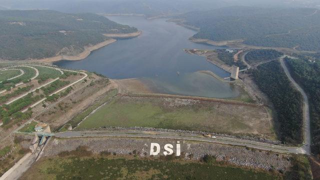 istanbul-barajlari-kritik-seviyede-alibeykoy-barajinda-eski-elektrik-direkleri-ortaya-cikti_6707_dhaphoto2