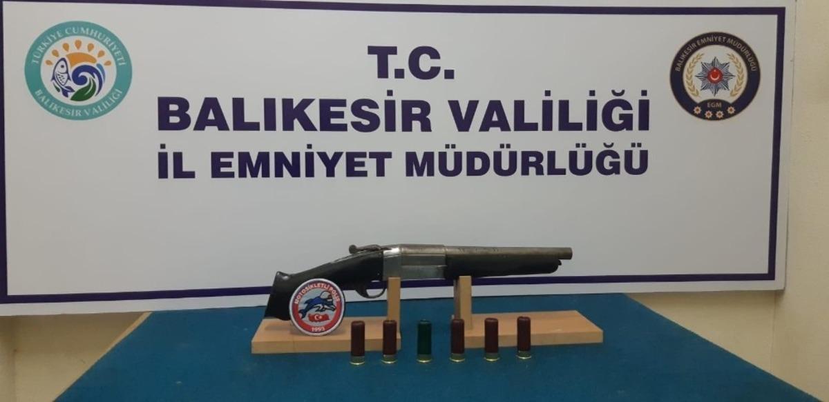 Balıkesir&rsquo;de polis 17 silah ele ge&ccedil;irdi