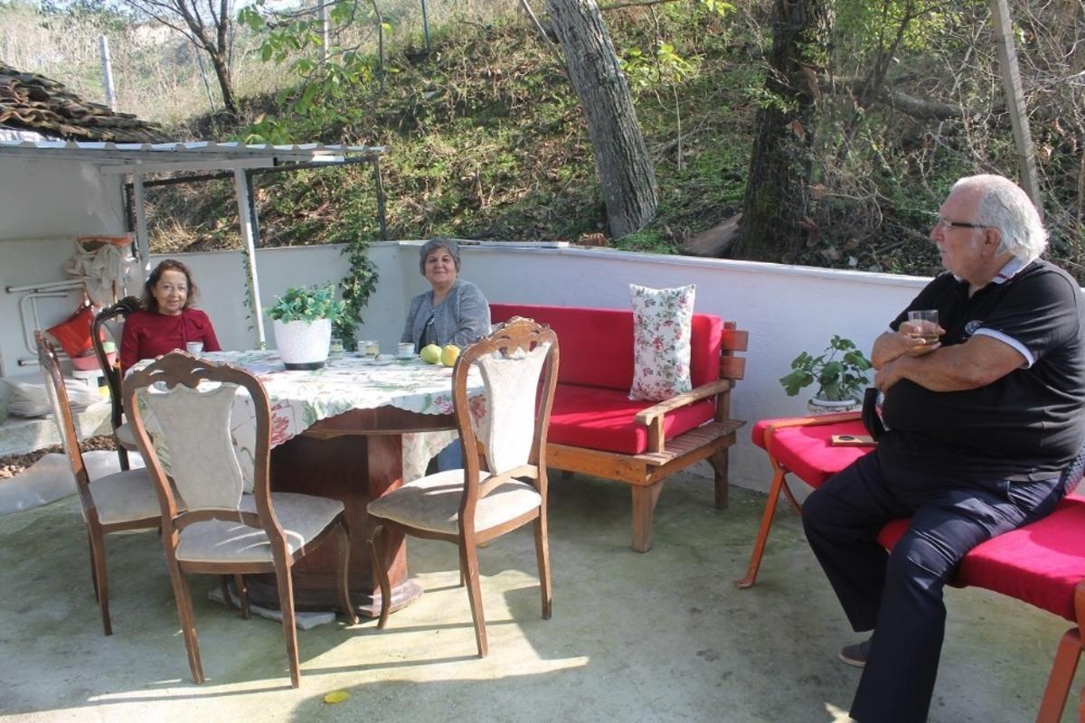 Asırlık baba ocaklarını restore ettirip, yaz tatillerini ge&ccedil;iriyorlar