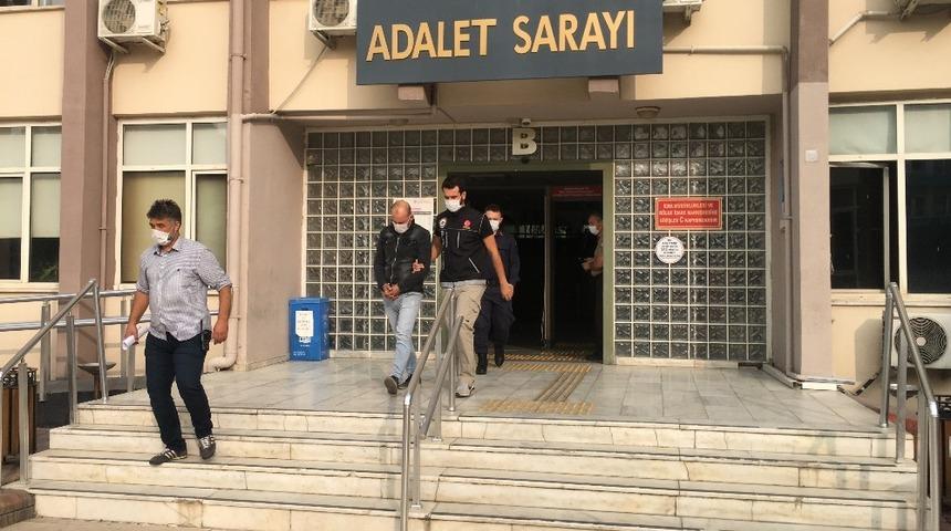 Oto tamirhanesine yapılan baskında yarım kiloya yakın esrar ele ge&ccedil;irildi