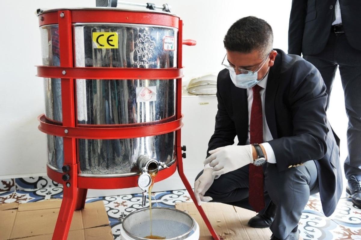 Balıkesir &Uuml;niversitesinde ilk bal hasadı ger&ccedil;ekleştirildi