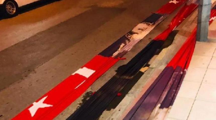 Alaşehir'de T&uuml;rk bayrağının caddeye serilmesine soruşturma