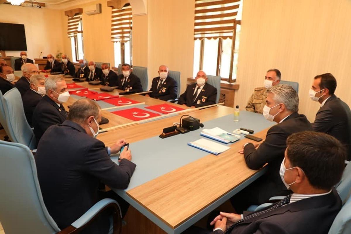 Vali Makas: &ldquo;B&uuml;t&uuml;n şehitlerimiz ve gazilerimiz, memleketimizin birliğinin ve b&uuml;t&uuml;nl&uuml;ğ&uuml;n&uuml;n ifadesidir&rdquo;