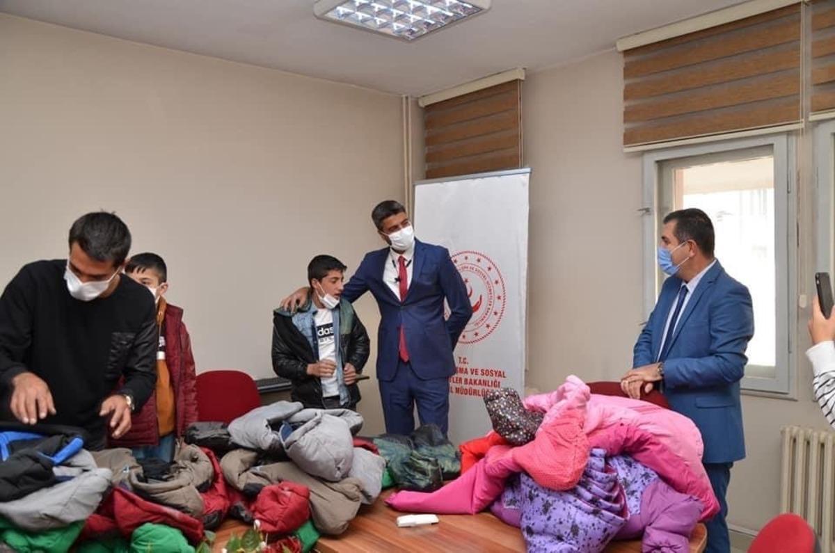 Sokakta &ccedil;alışan &ccedil;ocuklara mont ve bot desteği