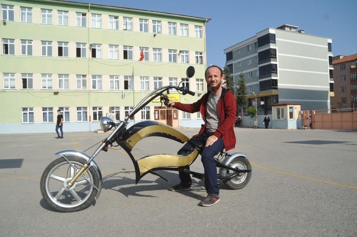 Okulun at&ouml;lyesinde elektrikli motosiklet yaptı