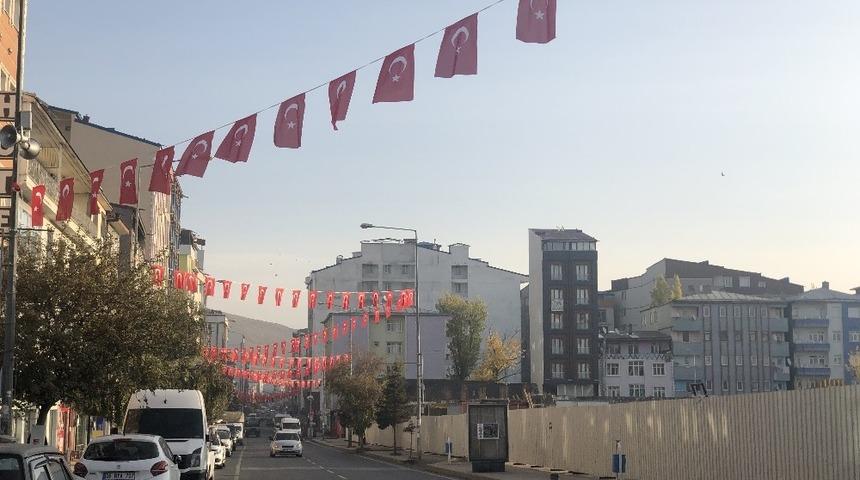 Kars&rsquo;ta caddeler bayraklarla donatıldı