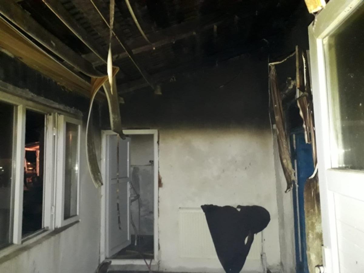 Arpa&ccedil;ay&rsquo;da bir ev, ahır ve samanlık yandı