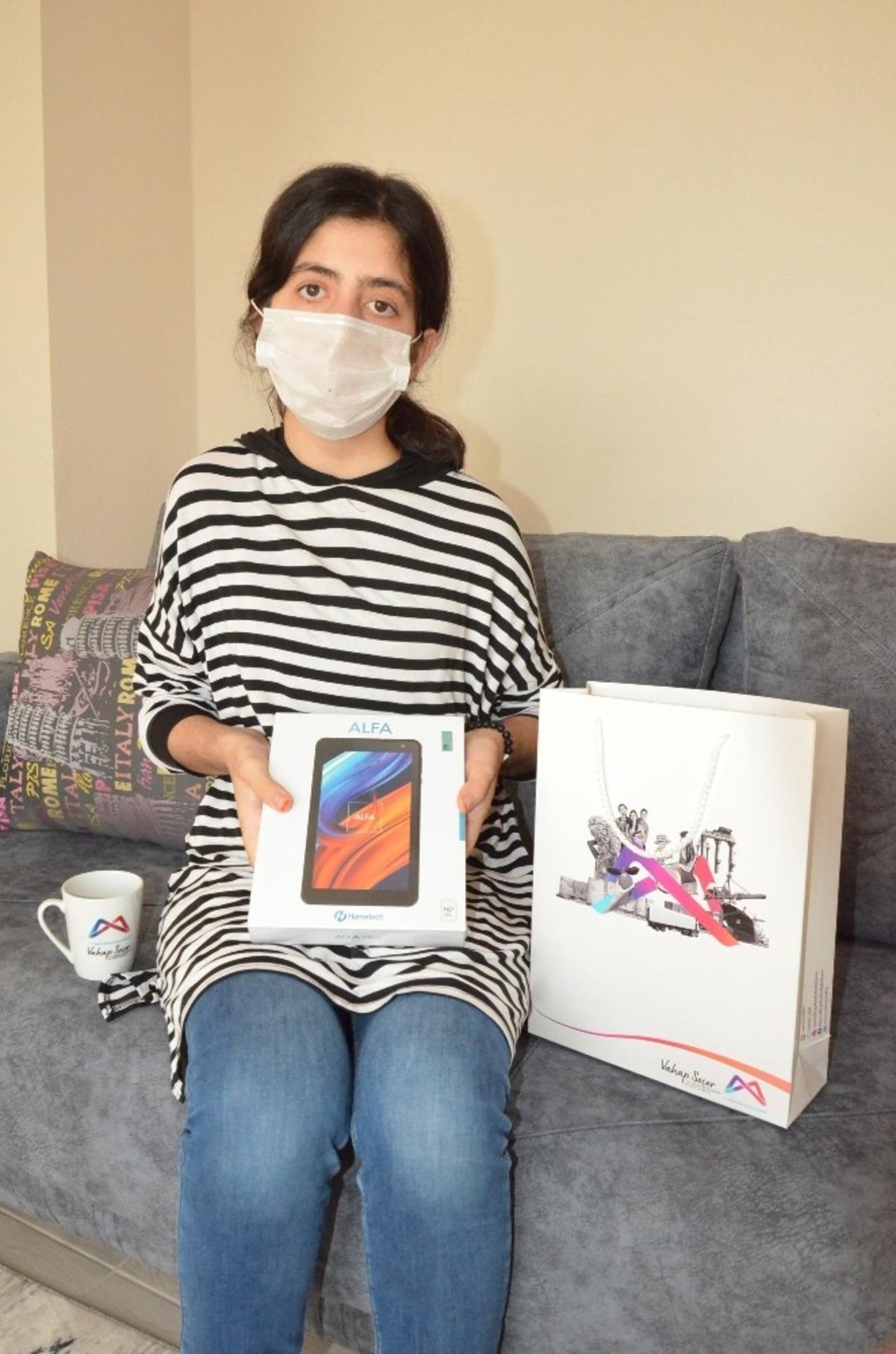 B&uuml;y&uuml;kşehir Belediyesinden işitme engelli Suna&rsquo;ya tablet bilgisayar