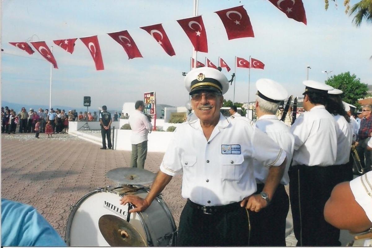 Bandoda davul &ccedil;alarak ge&ccedil;en 48 yıl