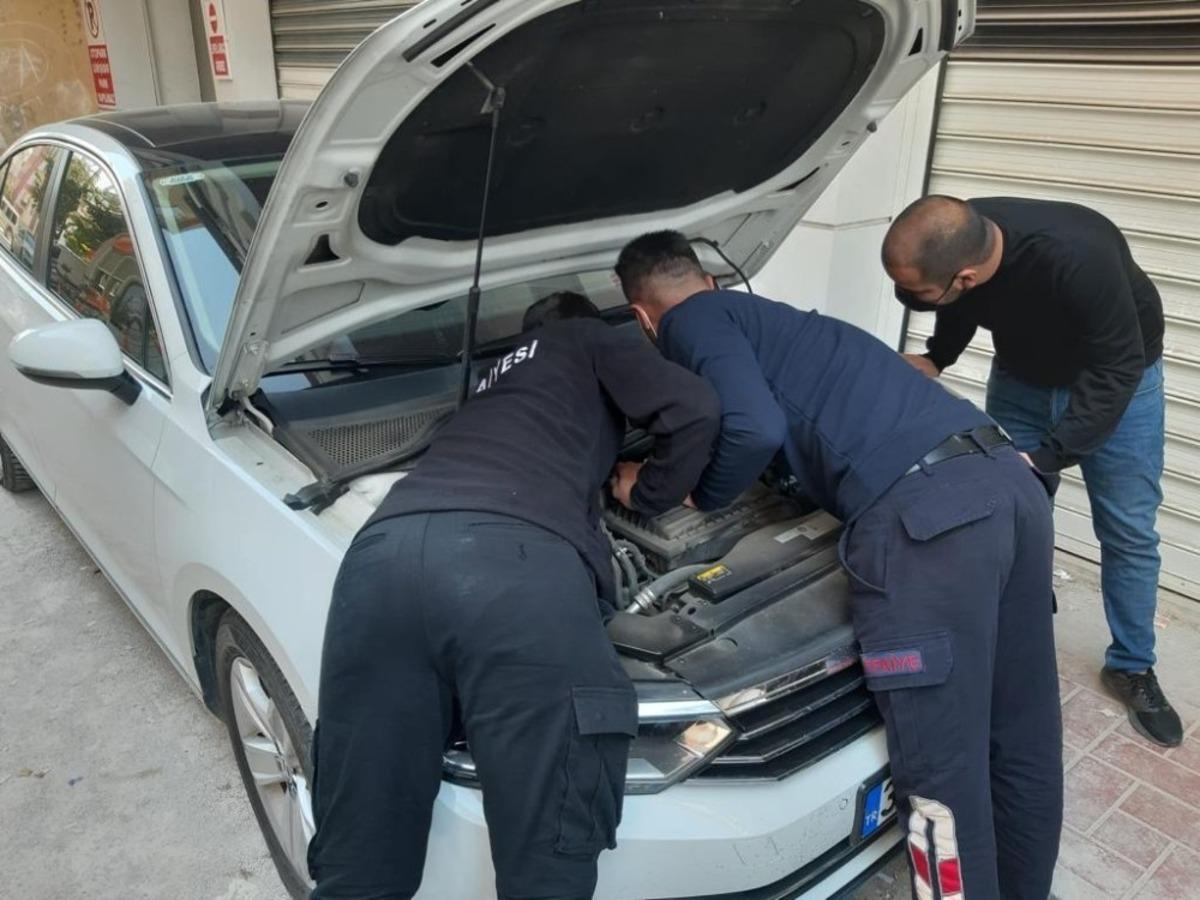 L&uuml;ks otomobilin motoruna sıkışan kedi kurtarıldı