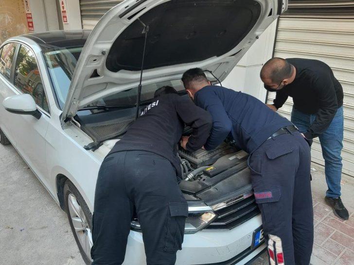 Lüks otomobilin motoruna sıkışan kedi kurtarıldı G1