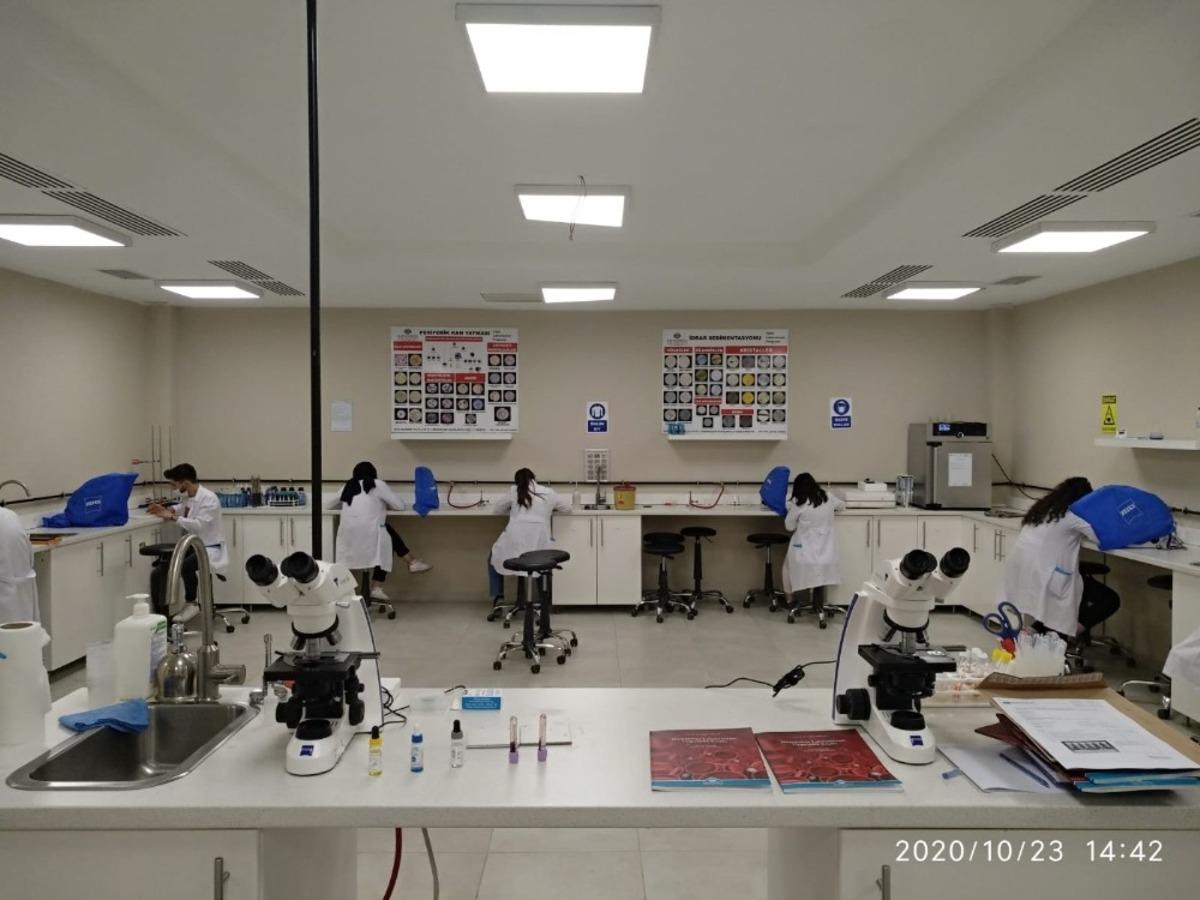 Kapadokya &Uuml;niversitesi&rsquo;nde uygulamalı dersler Kovid-19 tedbirleri ile devam ediyor