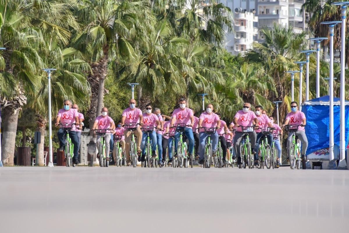 Meme kanserine dikkat &ccedil;ekmek i&ccedil;in pembe tiş&ouml;rt giyip pedal &ccedil;evirdiler