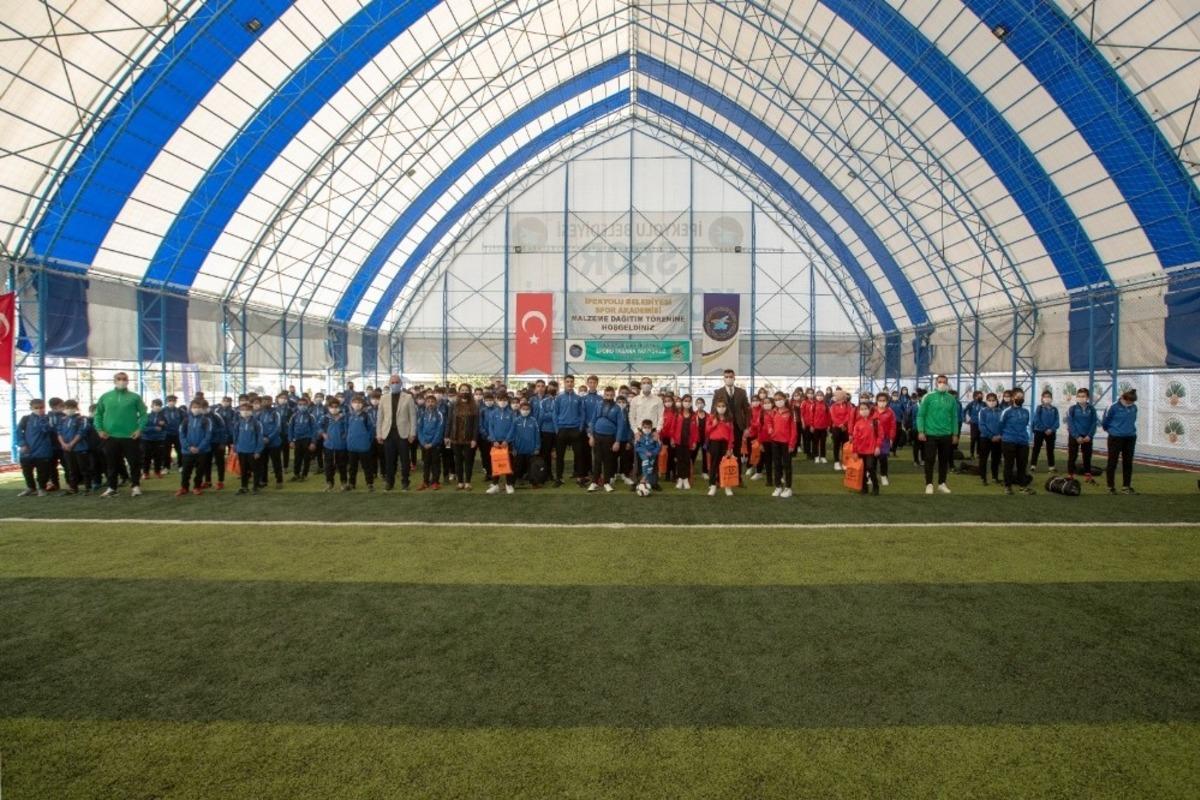 Başkan Vekili Aslan&rsquo;dan &ouml;ğrencilere spor malzemesi desteği