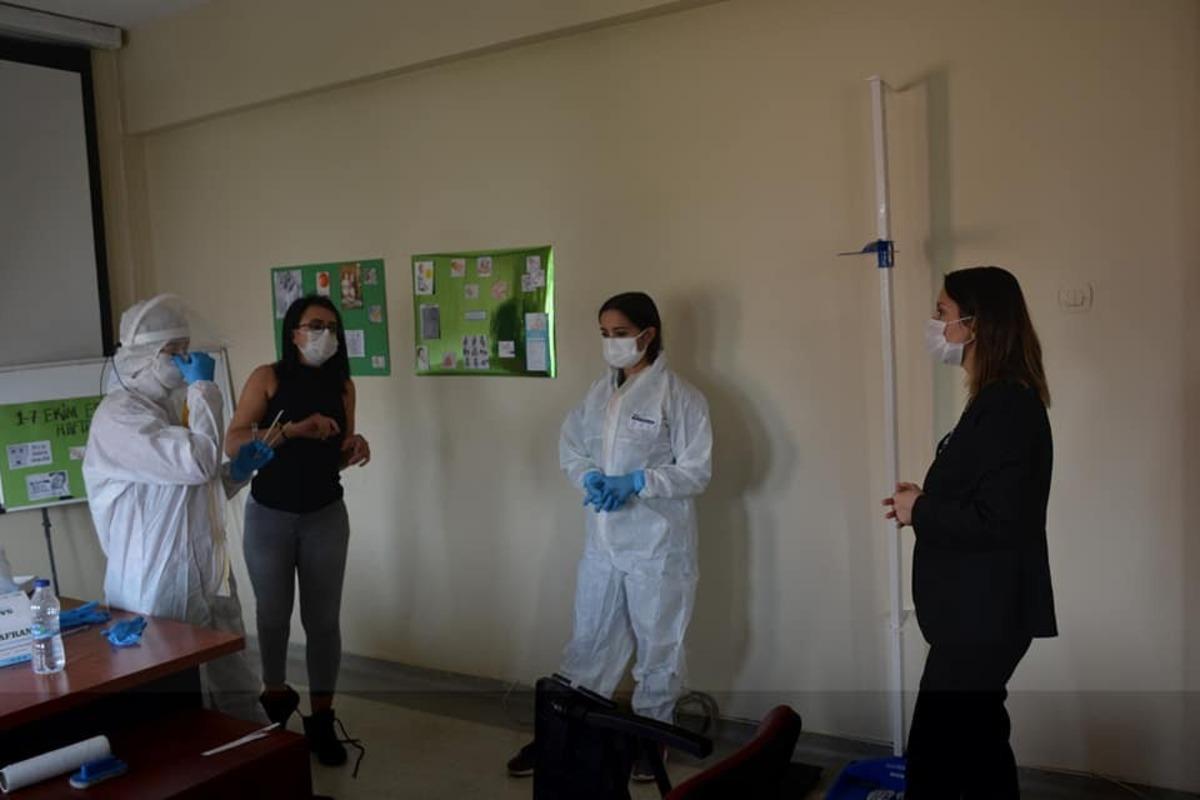 Sağlık &ccedil;alışanlarını ziyaret etti