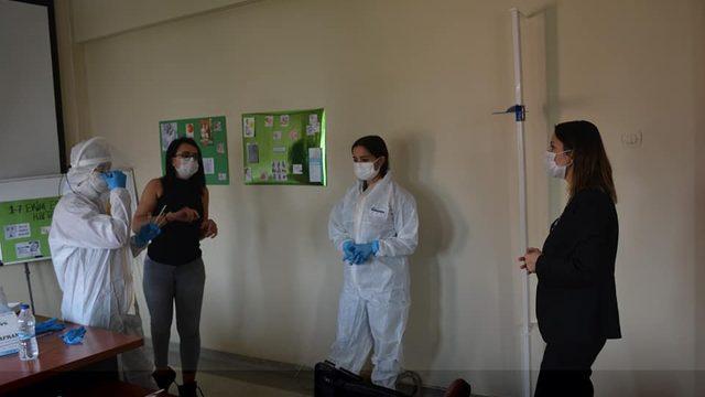 Sağlık çalışanlarını ziyaret etti