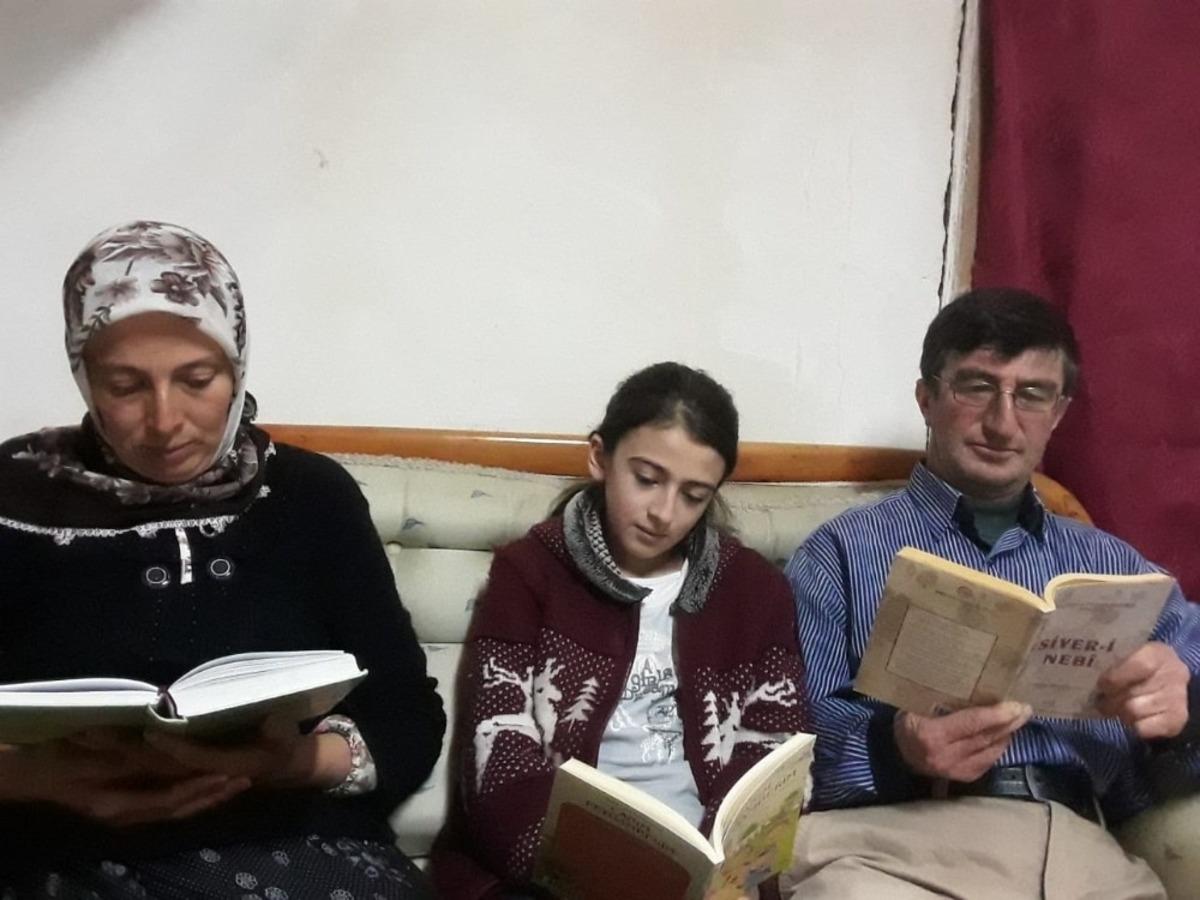 K&ouml;y okulu &ouml;ğrencilerinden &ldquo;Ailem ile kitap okuyorum&rdquo; projesi