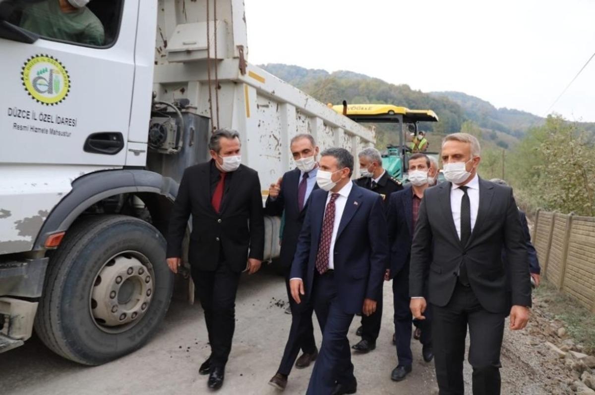 Cumayeri&rsquo;nde iki k&ouml;y&uuml; birbirine bağlayan yol asfaltlanıyor